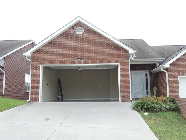 Foto del edificio - 3 bed, 2 bath, 2 car garage townhouse w/ bonus room in West Knoxville