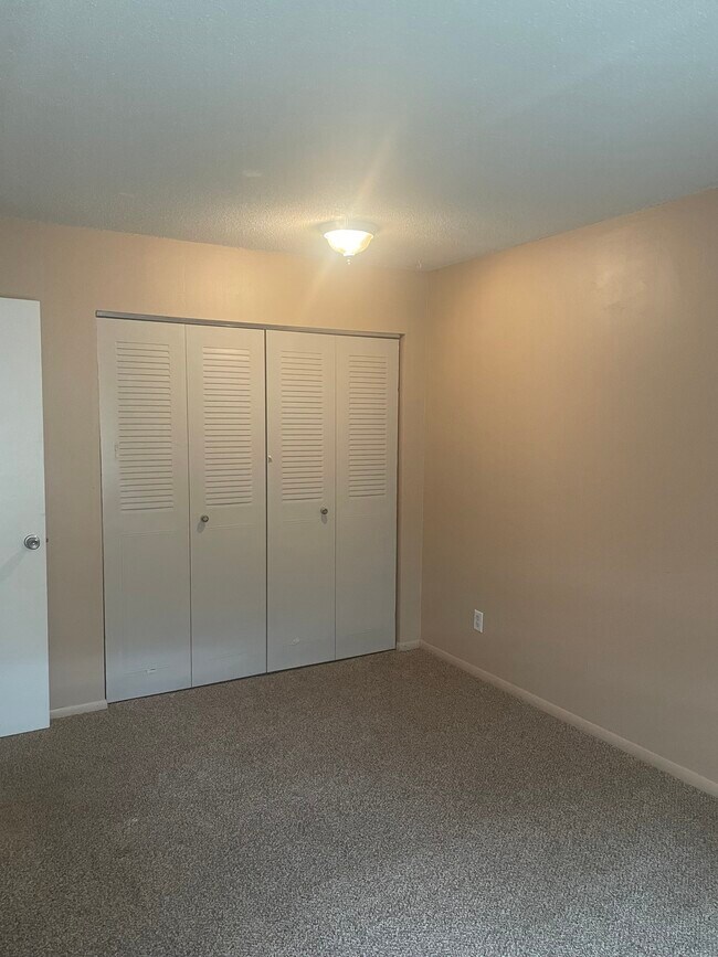 Foto del edificio - 1923 Viking Dr NW