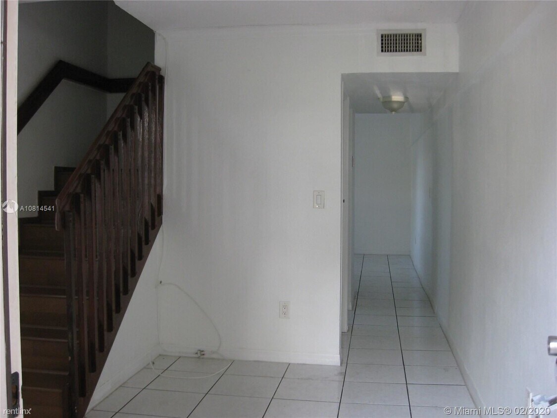 Primary Photo - 11 SW 32nd Ave