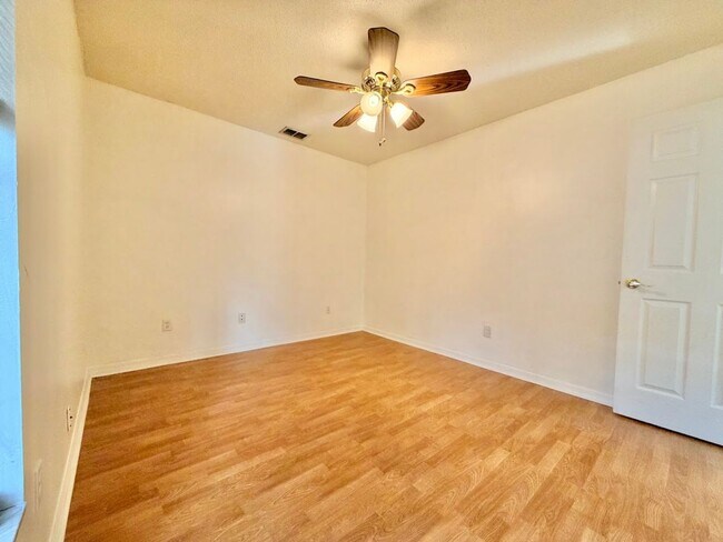 Building Photo - Large and Spacious 4/2 in Ideal Location!