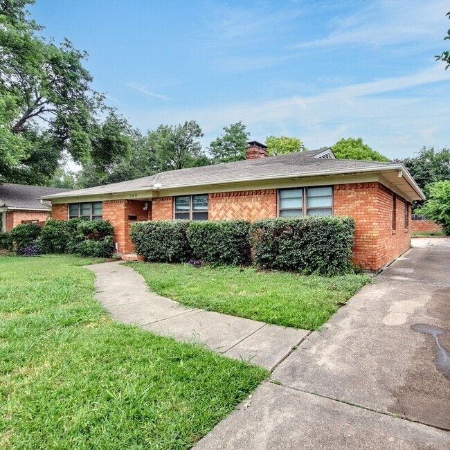 Building Photo - 708 James Dr
