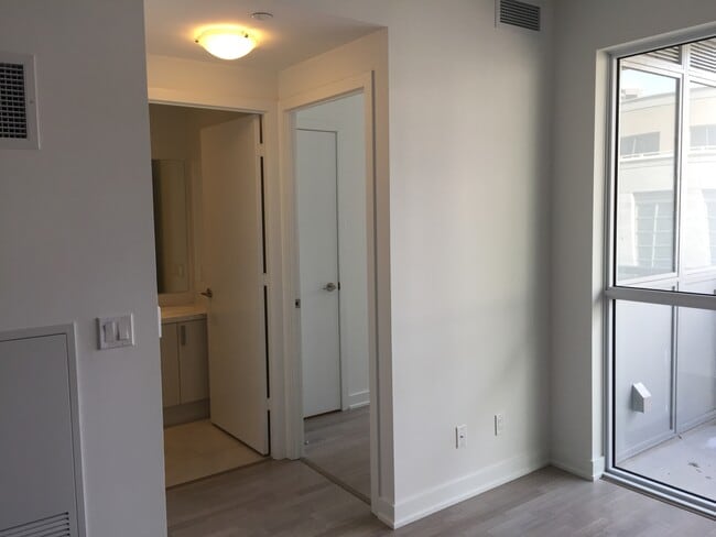 Building Photo - 501-501 St Clair Ave W