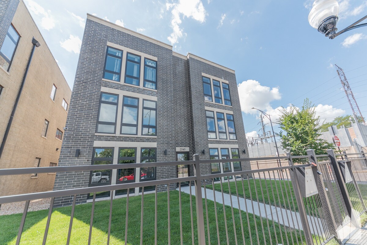 Foto principal - 2545 W Congress Pkwy