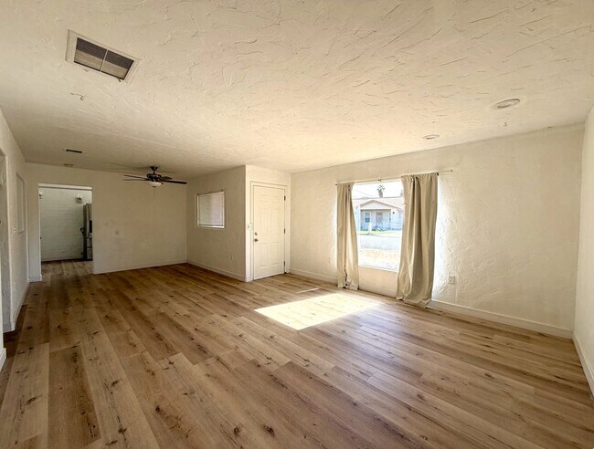 Building Photo - AVAILABLE NOW!! 2 Bedroom 1 Bathroom Apartment in Palm Desert!