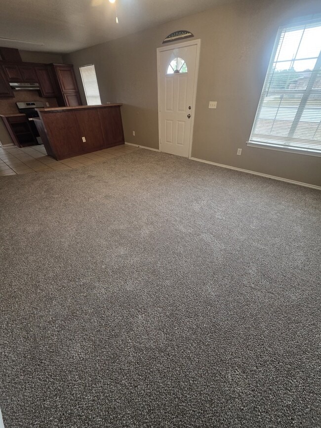 Building Photo - 3 bed 2 bath home