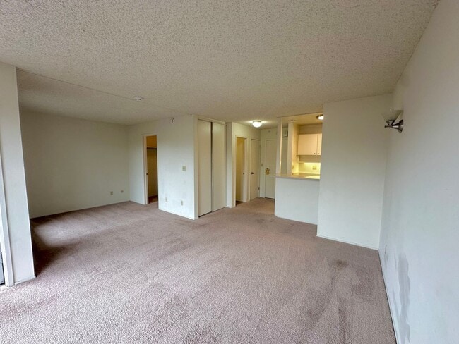 Building Photo - $500 OFF FIRST MONTH RENT!!! AVAILBLE NOW! TOP FLOOR Condo Available in Watergate Community/Emery...