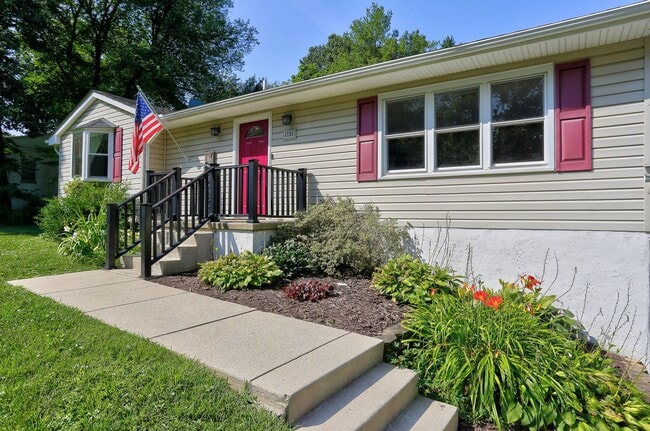 Foto del edificio - 4 Bedroom 2 Bath Hanover Home w- 2-Car Gar...