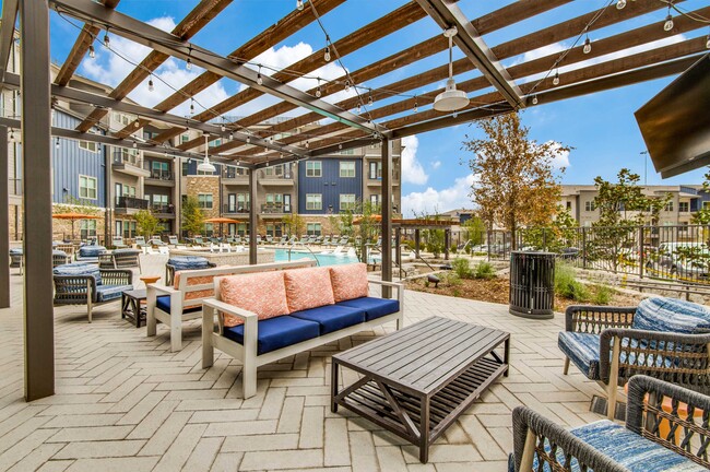 Poolside lounge area - Westloop