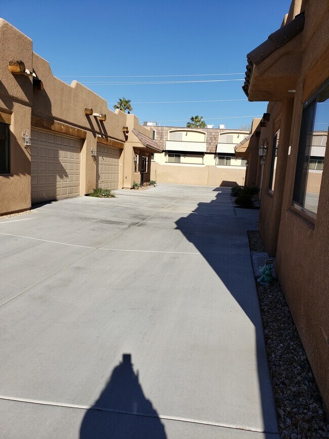 Foto del edificio - *PENDING APP* Townhome, single story
