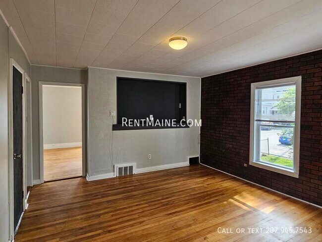 Building Photo - 27 Elm St