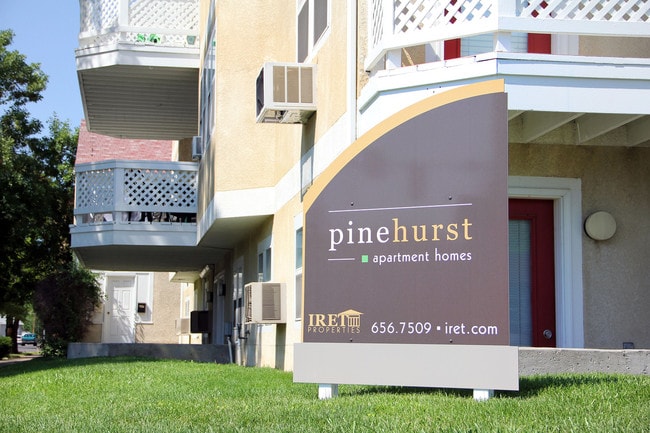 ¡Llámanos hoy mismo! - Pinehurst Apartments