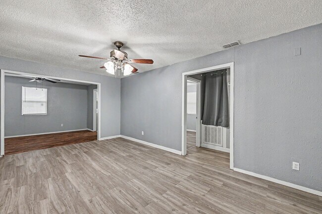 Foto del edificio - SPACIOUS! LOCATION!