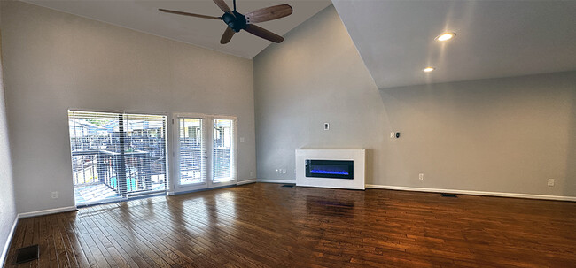 Extra high ceilings and real wood floors - 8710 Park Ln