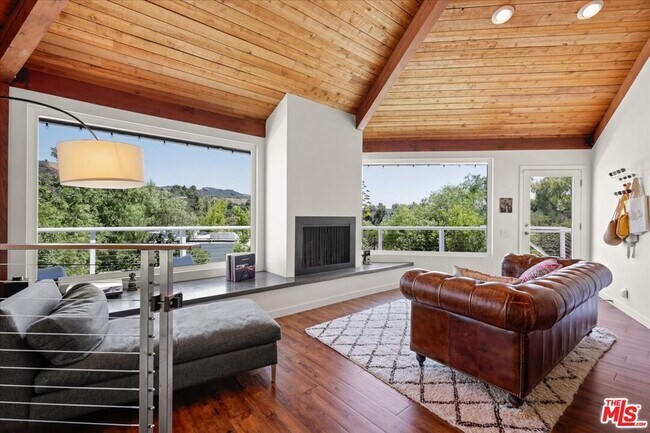 Building Photo - 1746 Deerhill Trail
