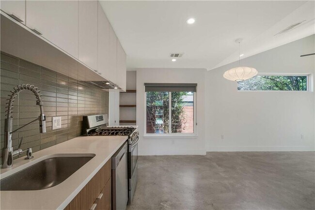 Building Photo - 1806 Loreto Dr