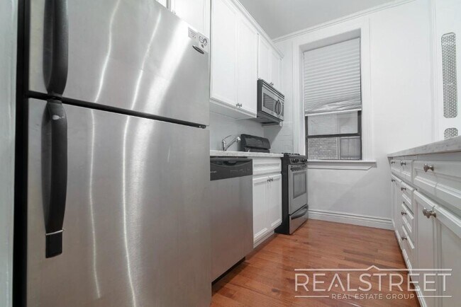 Foto del edificio - 1 Bed In Prime Brooklyn Heights