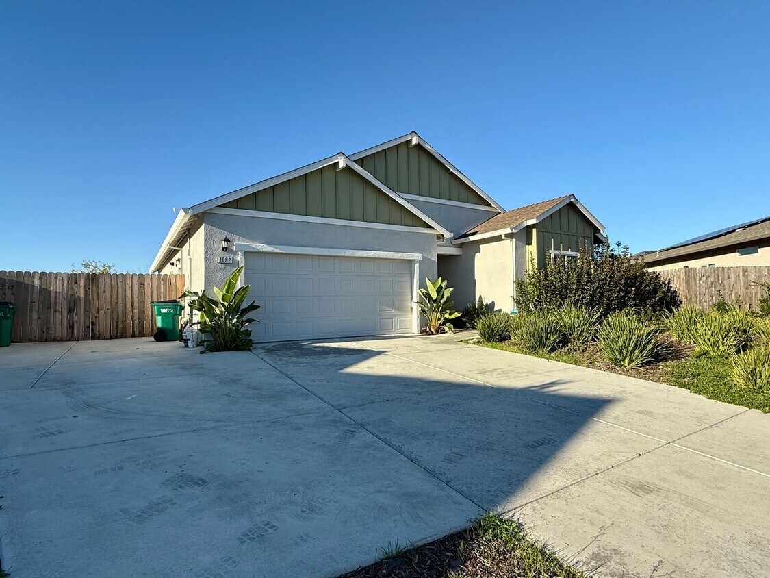 Foto principal - Beautiful 3 bedroom 2 bath w/Pool available in Orland!