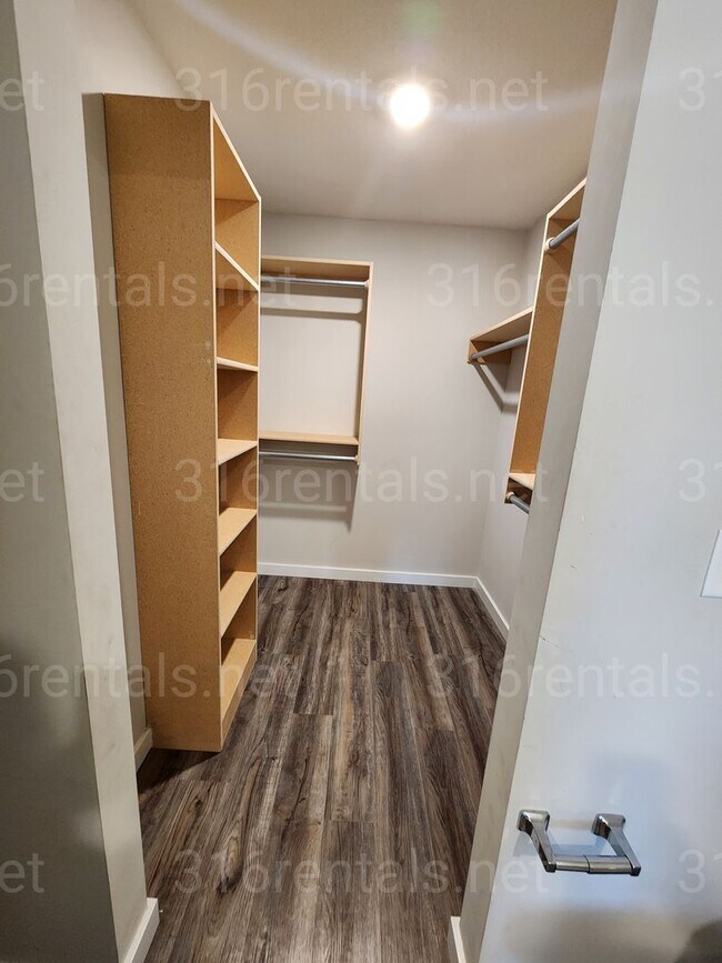 Foto del edificio - 1921 E 69th Ct N