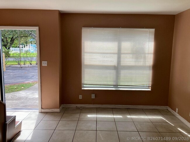 Building Photo - 4715 NW 9th Dr