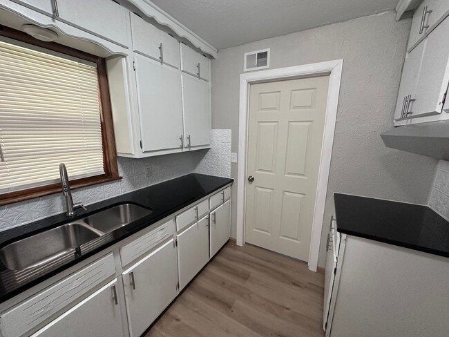 Building Photo - $1050 - 3 bed 1 bath - Beautiful single fa...