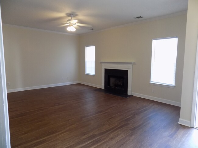 Foto del edificio - **Available to view mid June** 2 Bedroom, ...