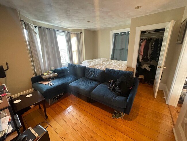 Foto del edificio - $1850 Studio Apartment in Oak Sq Brighton - Available for January or Febuary Move in