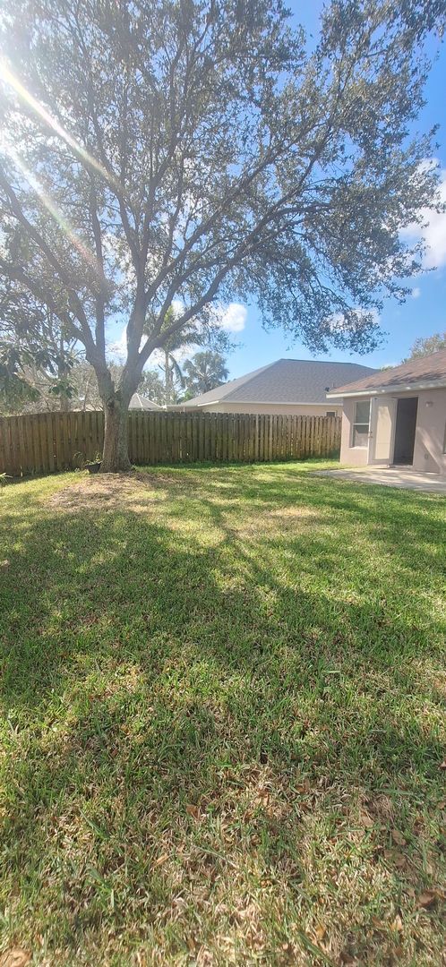 Foto del edificio - 4 BEDRROM HOME IN DESIRABLE AREA IN WEST M...