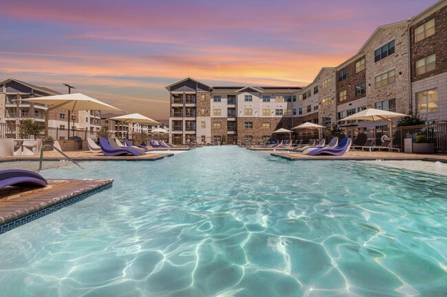 Piscina de agua salada estilo resort con plataforma para tomar el sol - The Ownsby