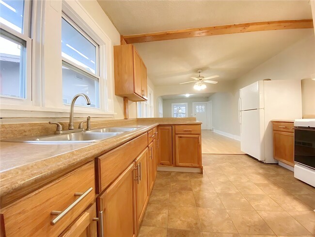 Building Photo - Charming 2-Bedroom Home with Hardwood Floors & Great Location Near Des Moines