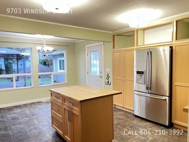 Photo du bâtiment - Bright Duplex Unit with Big Yard!