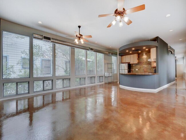 Foto del edificio - 1308 W N Loop Blvd