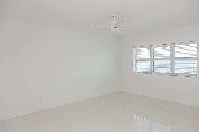 Building Photo - 2650 Lake Shore Dr