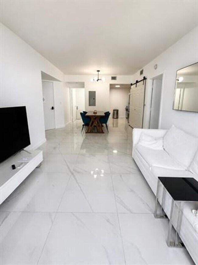 Foto del edificio - 6365 Collins Ave