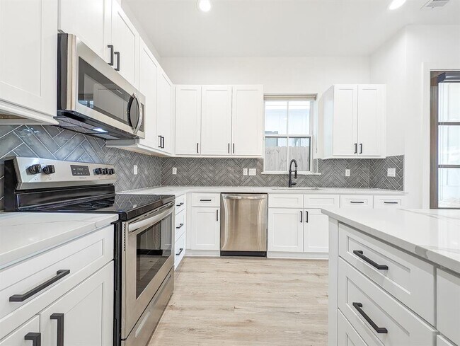 Building Photo - 6422 Highland Pine Ln