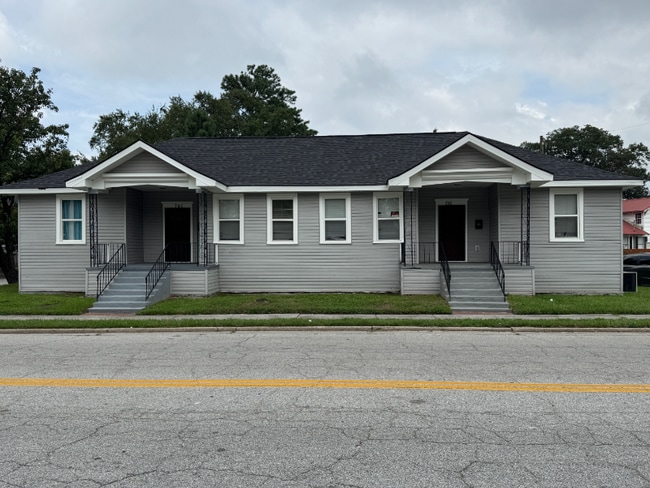 Building Photo - 790 Eve St