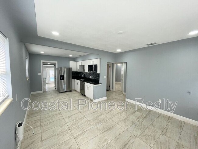 Building Photo - 3428 Ithaca St N