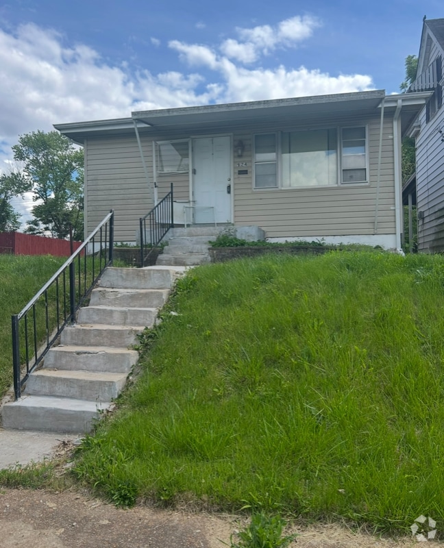 Building Photo - 924 Elias Ave