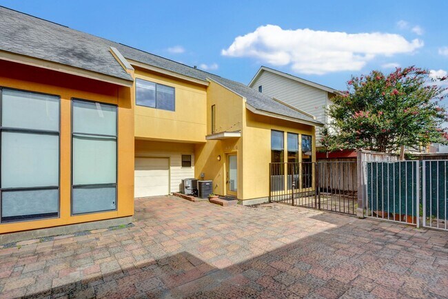 Foto del edificio - Urban 2-Bedroom Townhome within a Gated Co...