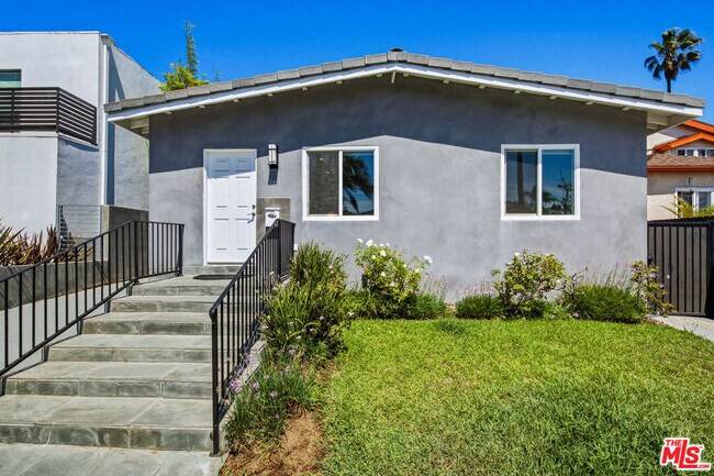 Building Photo - 869 Warren Ave