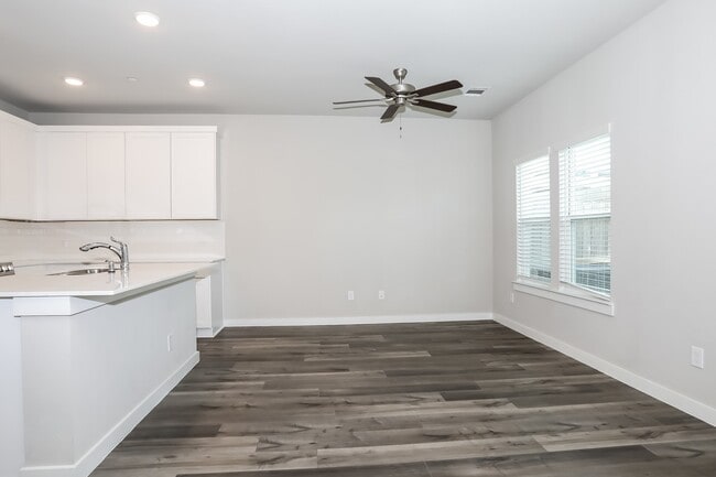 Building Photo - 333 N Centro Cir