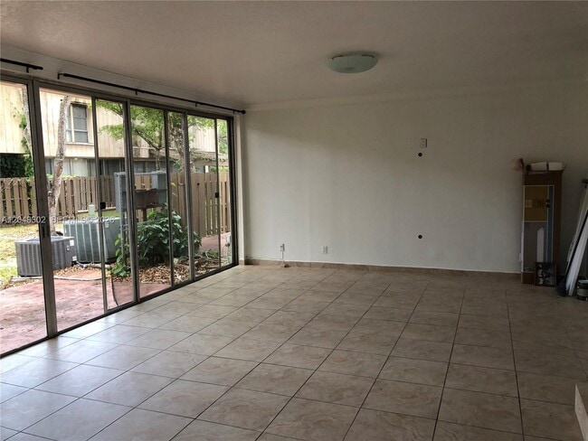 Foto del edificio - 836 NW 82nd Ave
