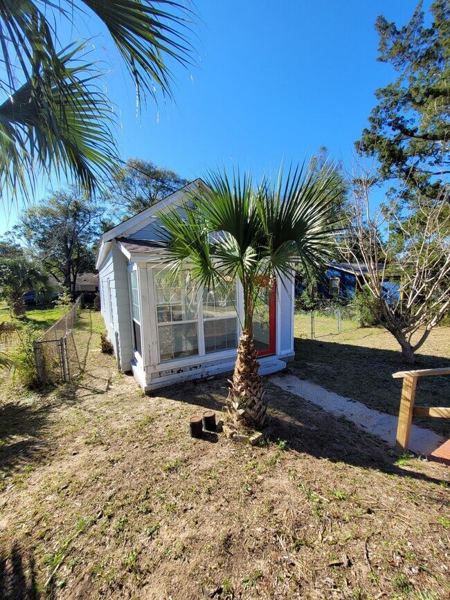 Foto del edificio - 905 W Belmont St