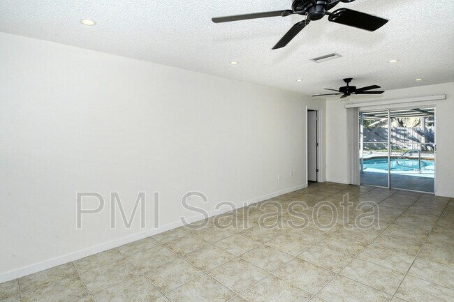 Foto del edificio - 6570 Waterford Cir