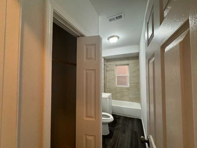 Foto del edificio - 8046 Ellis Ave