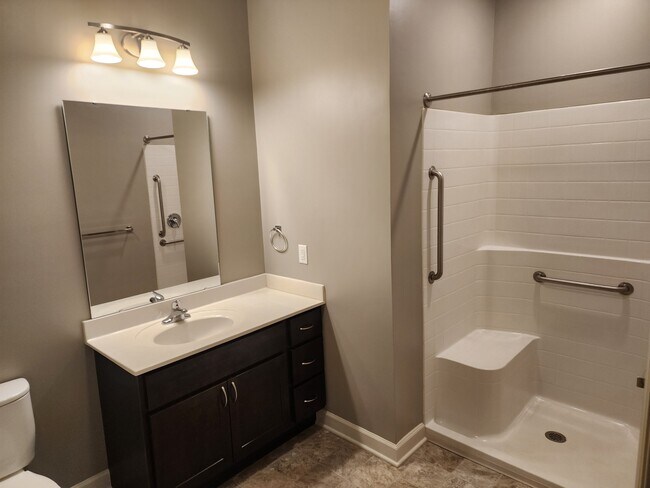 Baño con ducha independiente - Aurora Estates
