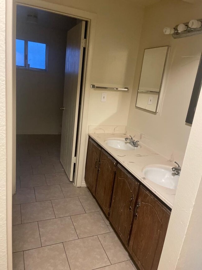 Building Photo - 1158 S Graff Cir