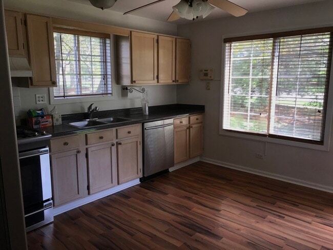 Building Photo - 1545 Thornfield Ln