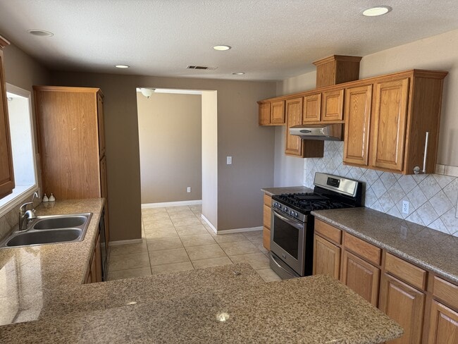 Foto del edificio - 14738 Poplar St