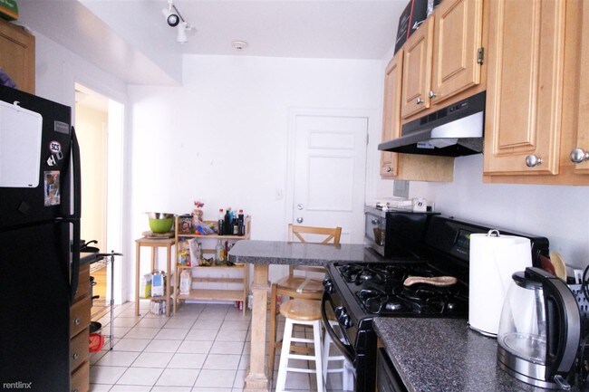 Building Photo - 1932 Beacon St