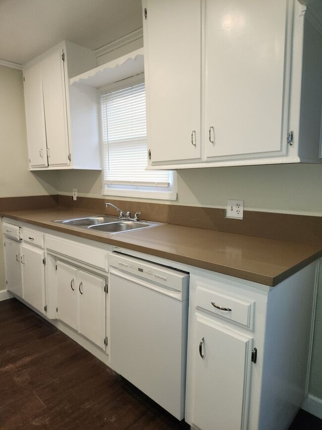 Building Photo - Cute & Cozy 2 Bedroom, 1 Bath House